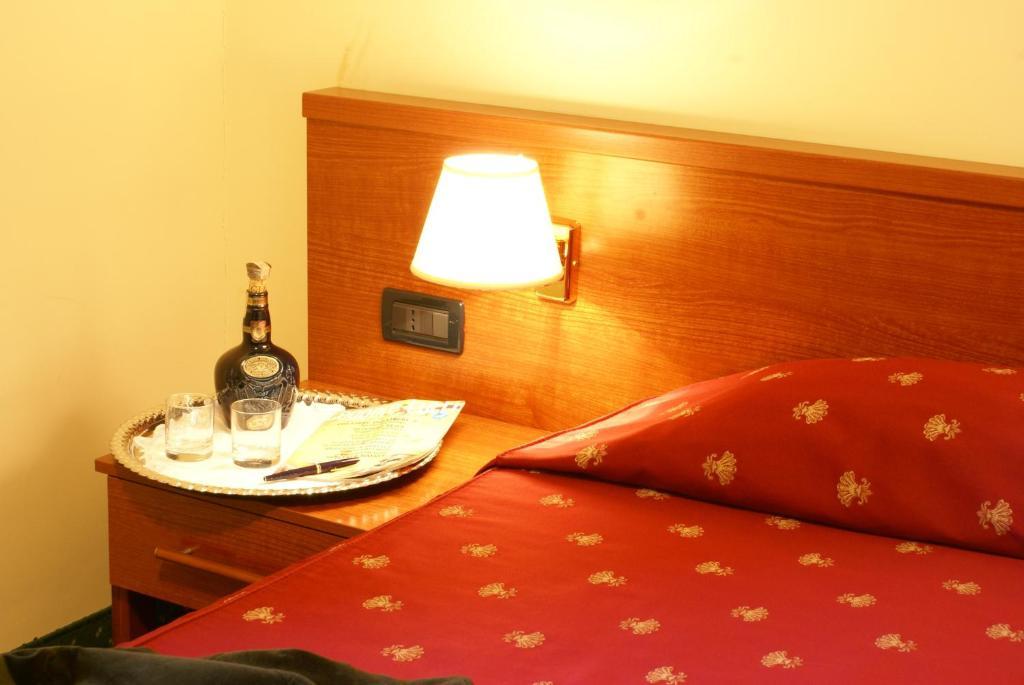 Hotel Versailles Roma Quarto foto